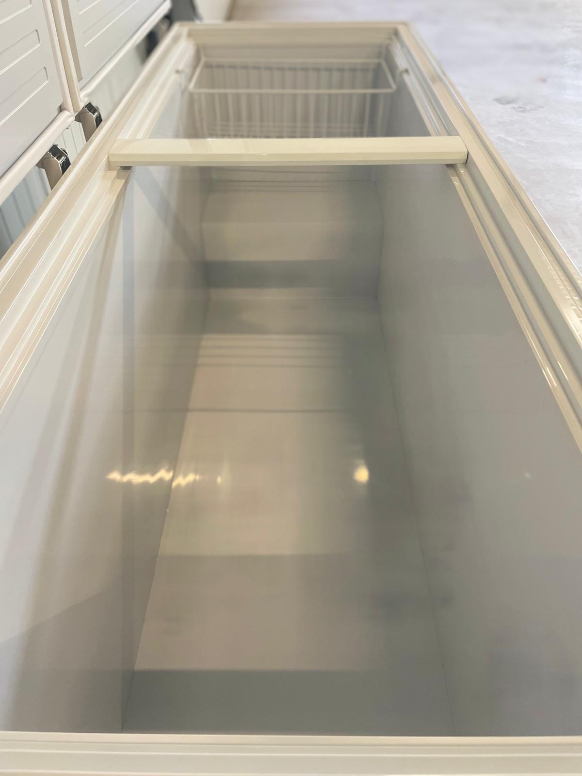 Vrieskist | 660L | Wit/Kunststof | -18°C/-24°C | Statisch | Klapdeksel | 1950x775x870(h)mm