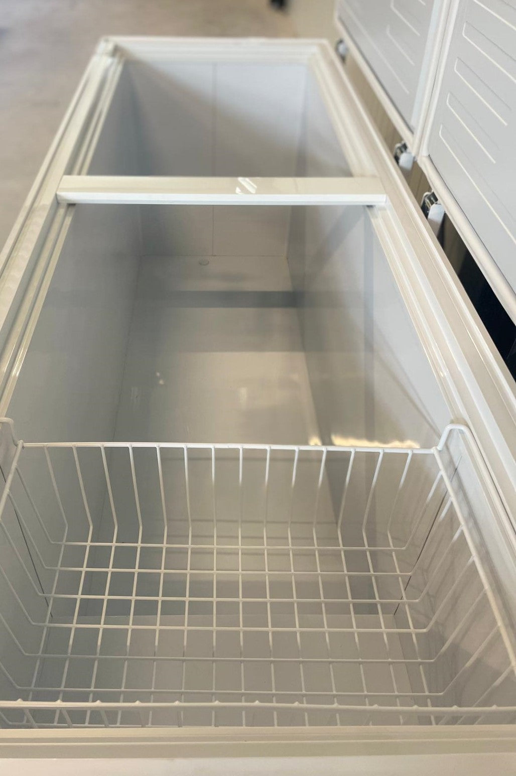 Vrieskist | 660L | Wit/Kunststof | -18°C/-24°C | Statisch | Klapdeksel | 1950x775x870(h)mm