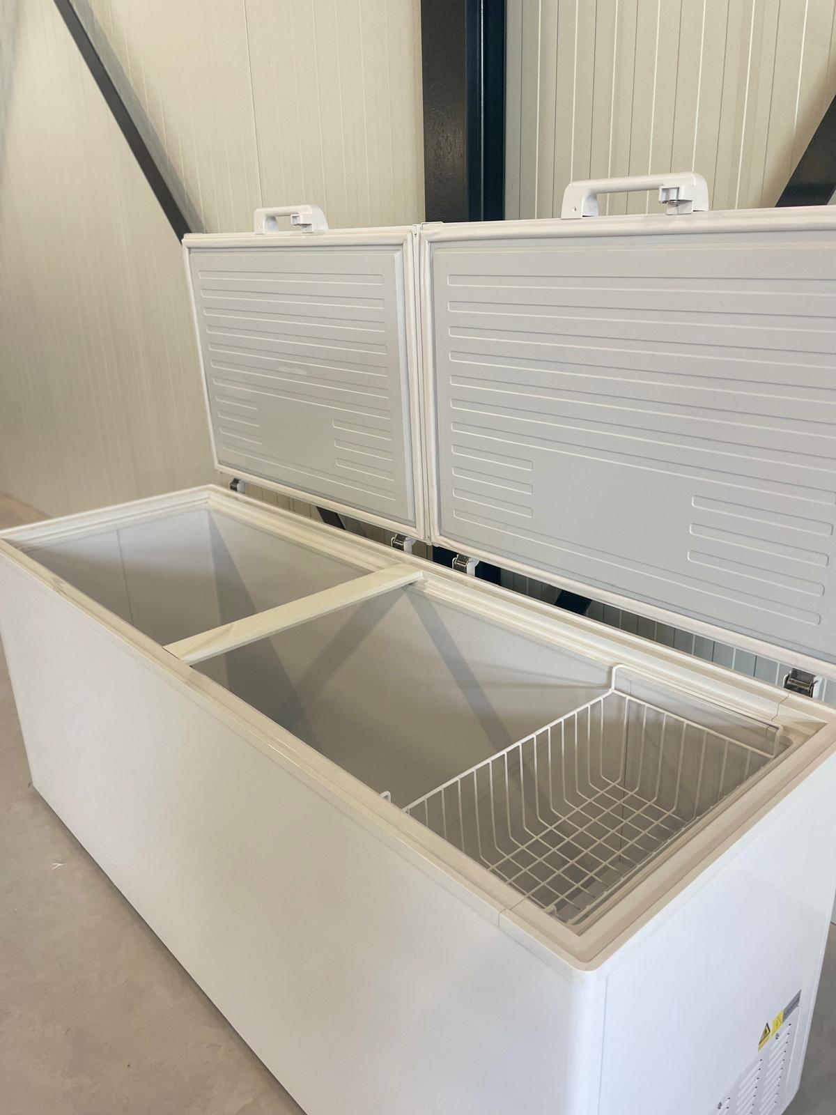 Vrieskist | 660L | Wit/Kunststof | -18°C/-24°C | Statisch | Klapdeksel | 1950x775x870(h)mm