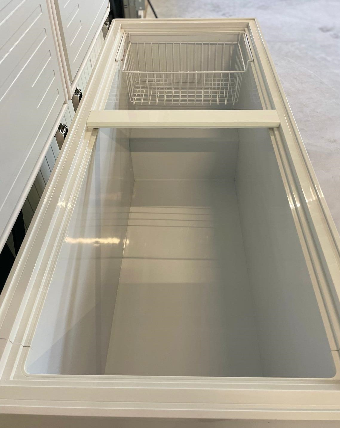 Vrieskist | 560L | Wit/Kunststof | -18°C/-24°C | Statisch | Klapdeksel | 1665x775x870(h)mm