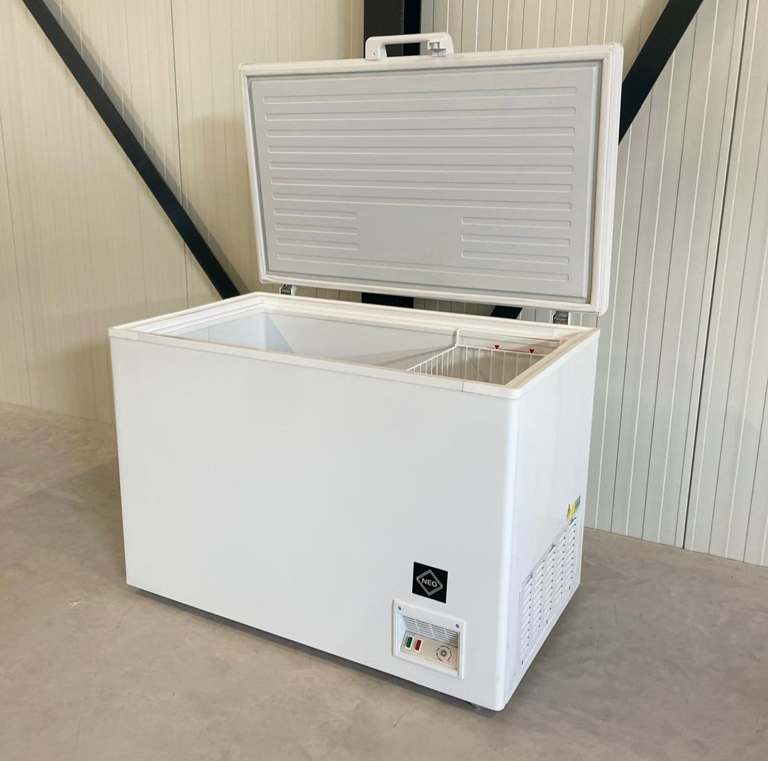Vrieskist | 360L | Wit/Kunststof | -18°C/-24°C | Statisch | Klapdeksel | 1150x775x870(h)mm